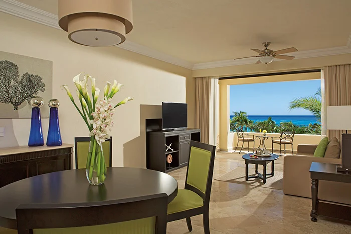 DRELC_Luxury_OneBdrm_Suite_Living_2015_1A.jpg