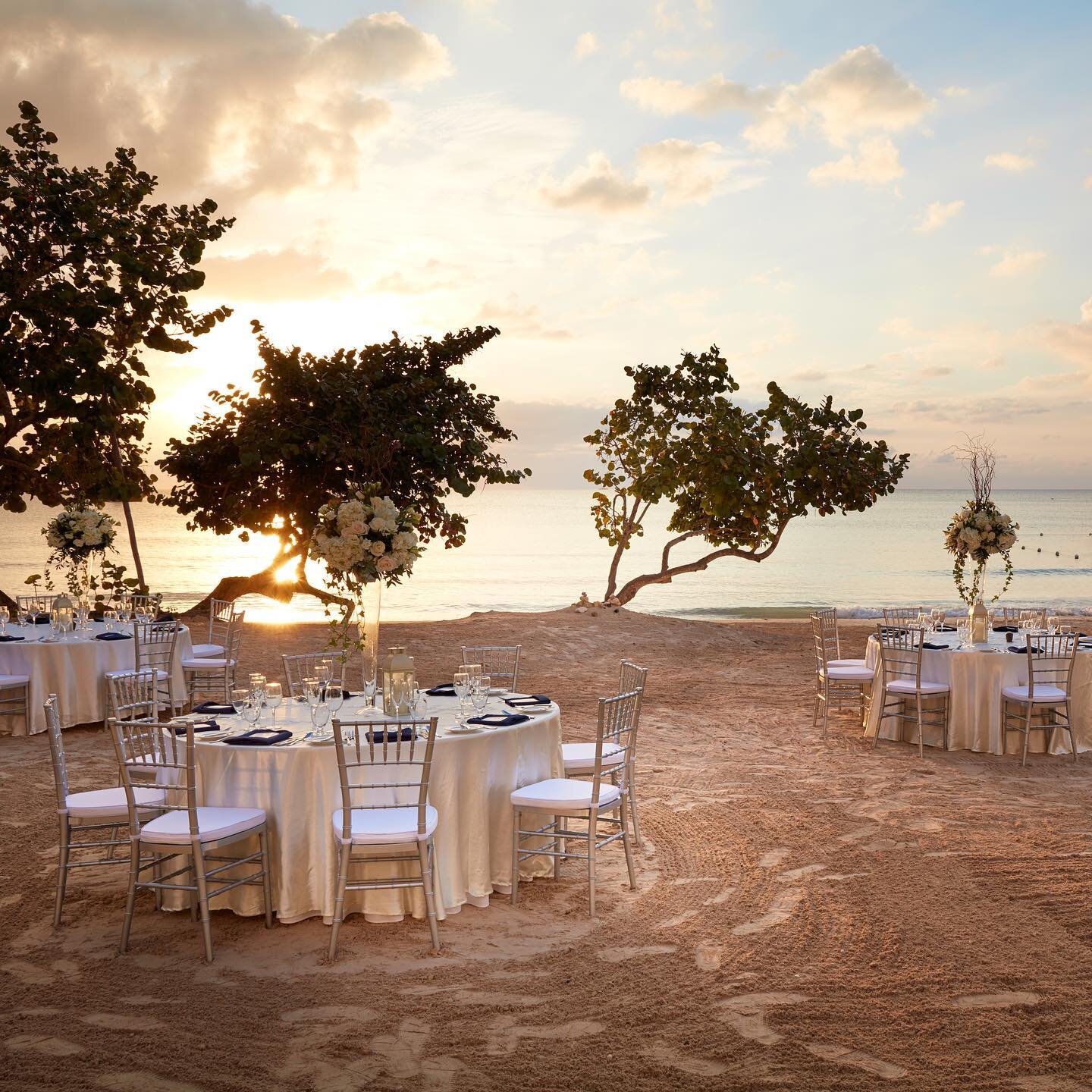 An unbelievable sunset for a lucky destination wedding couple and their guests at this low key reception dinner. This gorgeous set up is at Azul Beach Resort Negril, a gourmet all-inclusive resort by Karisma 🥰
.
.
.
.
.
.
.
.
#destinationwedding #ja