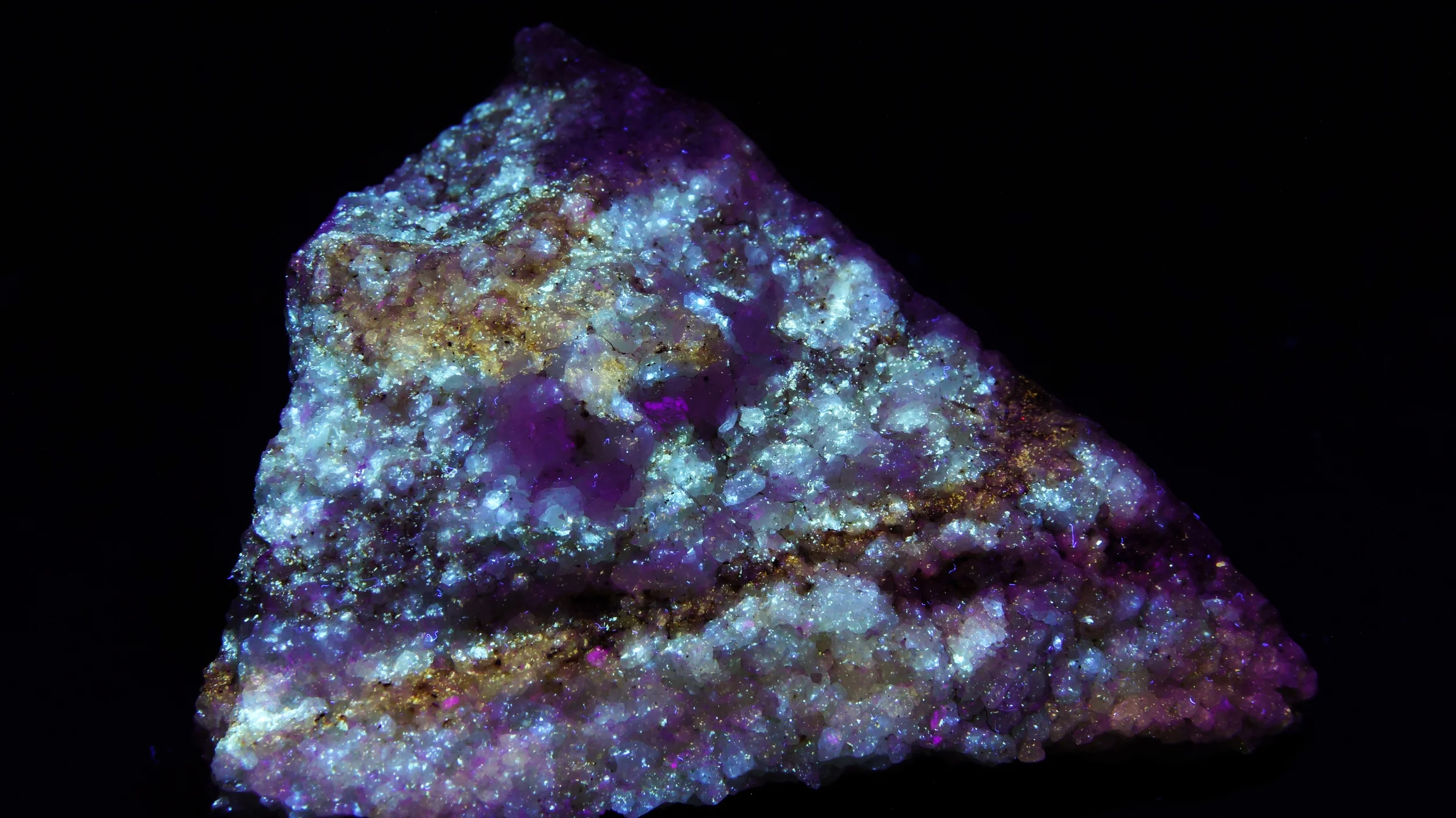 253.7nm Diopside (fl blue & yellow) Red Raven Mine, Adelanto, CA