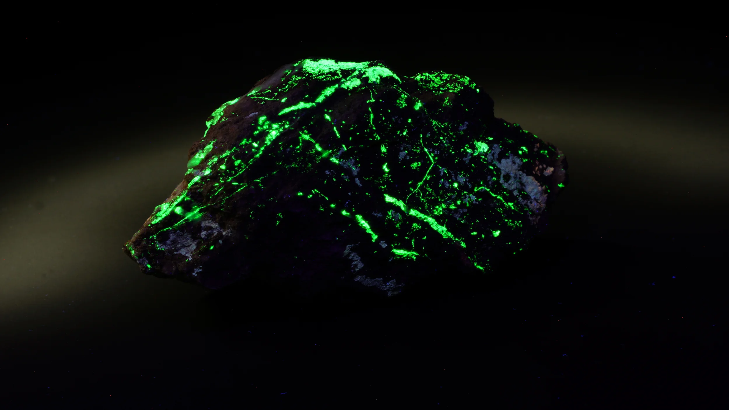   253.7nm SW   Willemite (green)   Princess Pat,&nbsp;  San Bernardino County,&nbsp;  Adelanto, CA  