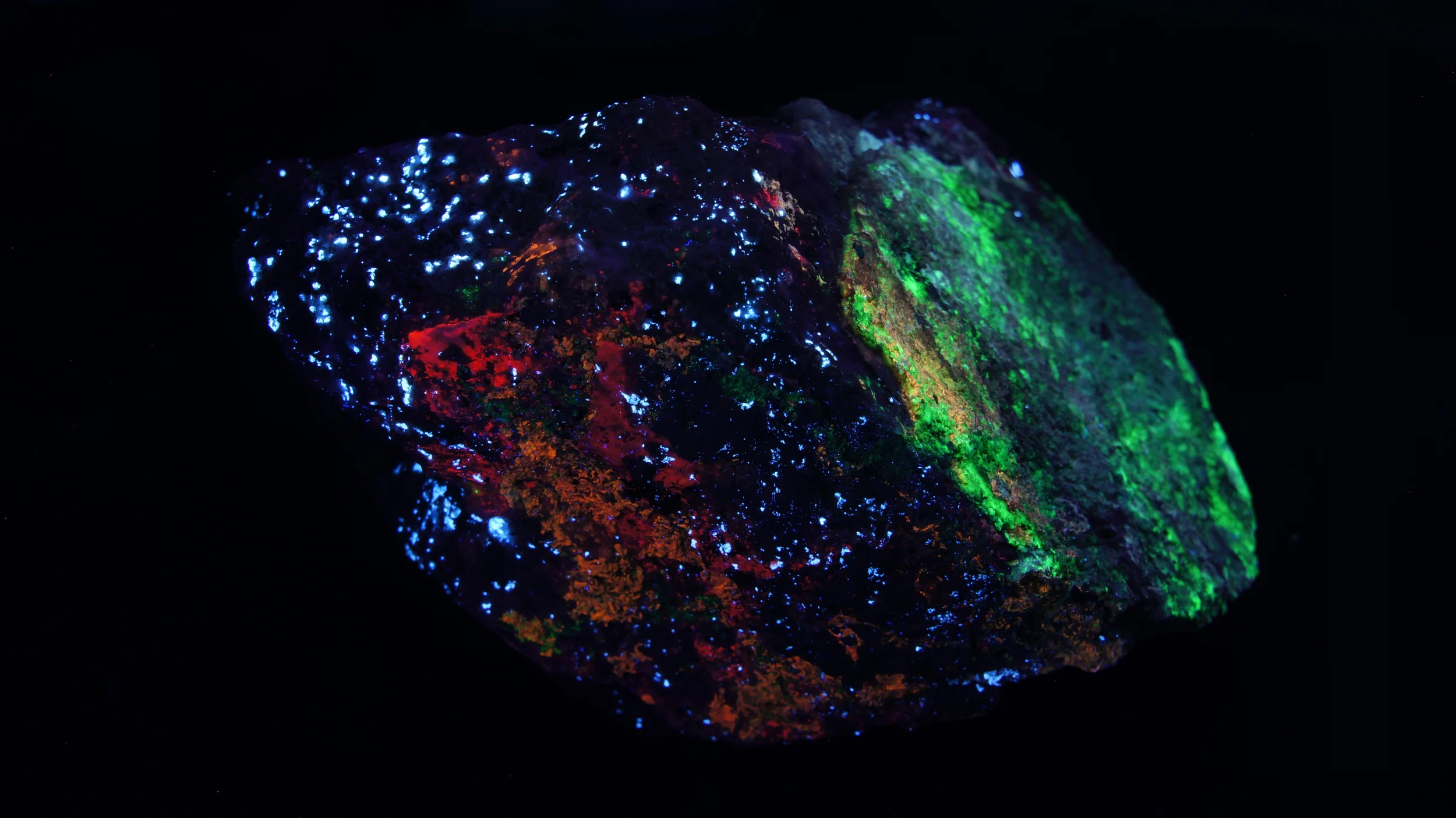 253.7nm SW 5 color from Princess Pat Hyalite (green), Caliche (orange), Calcite (red), Scheelite (whitish blue spots), Aragonite (not shown) Princess Pat Mine, San Bernardino County, Adelanto, CA