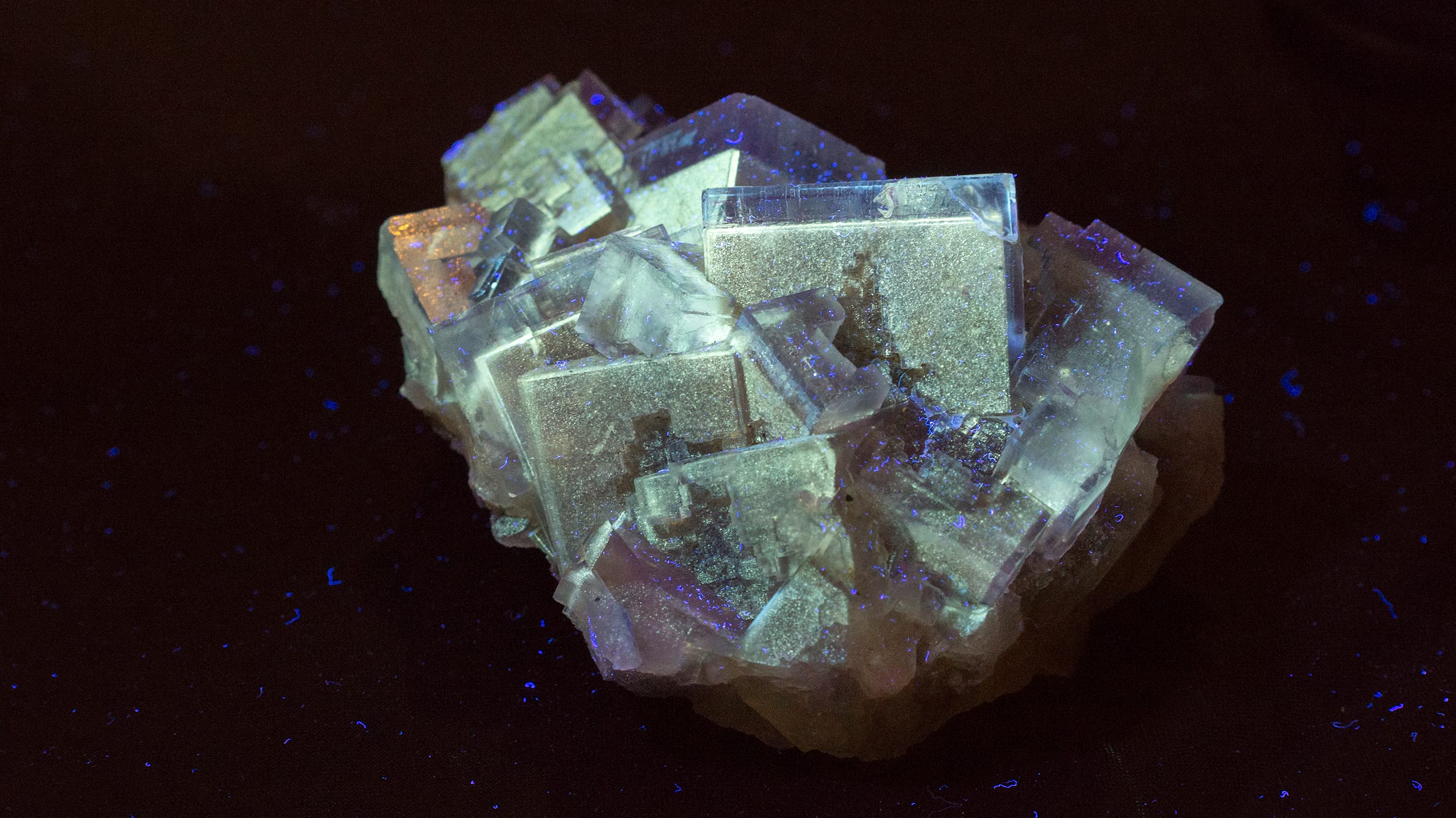  A wonderful piece. Fluorescent zoned fluorite with well terminated crystals. 