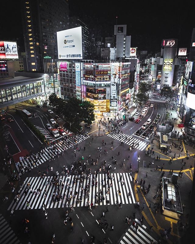 🏙 Rush hour&hellip;
&bull;
Shibuya is one of those places that doesn&rsquo;t seem real. It&rsquo;s an incredible demonstration of the organization of modern civilization &mdash; bright flashing lights, streams of fast-moving people, loud advertiseme