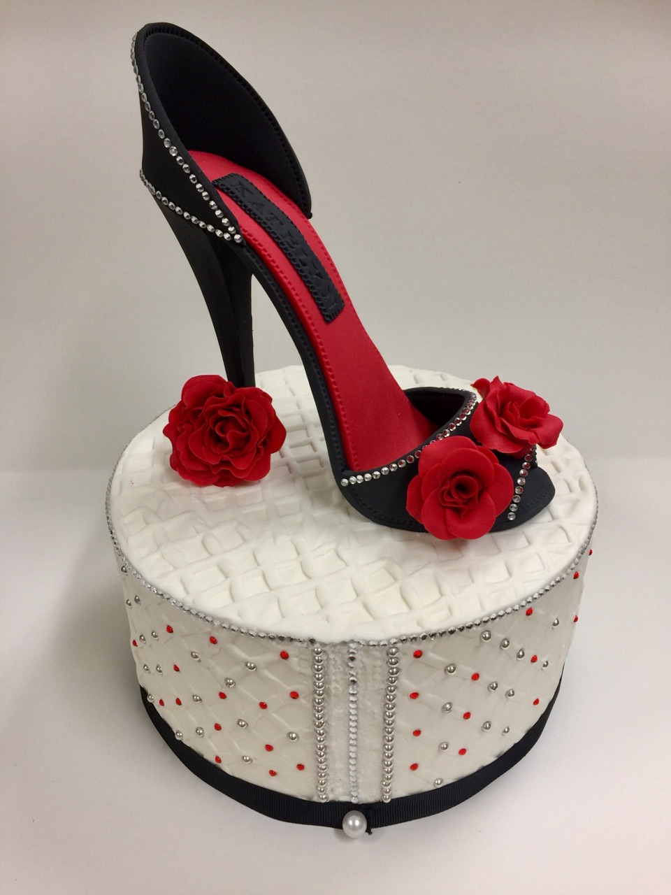 Black with red roses shoe cake topper — Sweet Cake Fetish