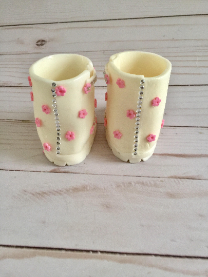 Baby Gumpaste Boots2.png