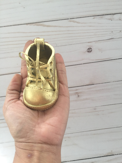 All Gold Baby gumpaste shoes2.png