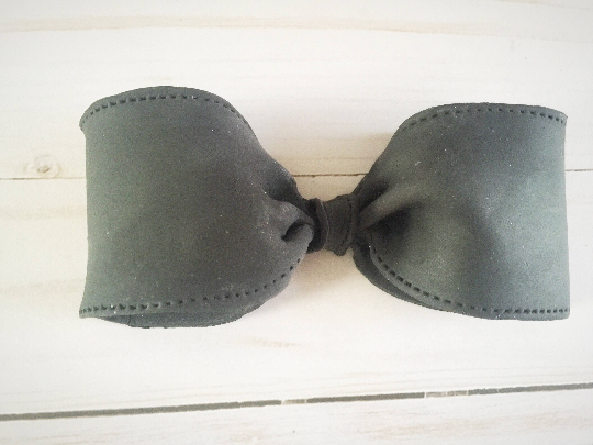 Black gumpaste bow tie.png