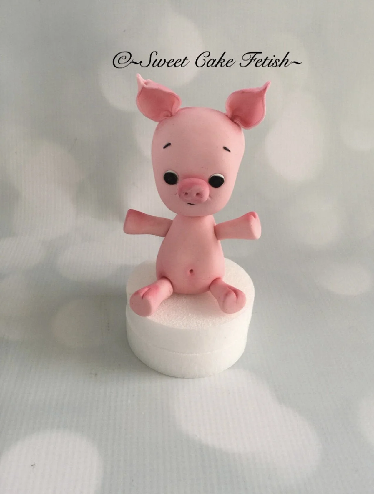 This is a handmade baby Pig made from gumpaste to used as a cake topper. Good for Farm Custom cakes or custom cupcakes