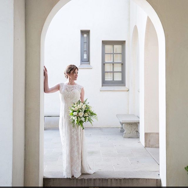 Love this photo of my bride Jae Bevin- simply elegant! 📷: @mattyungphotography
Florals: @keaton4463