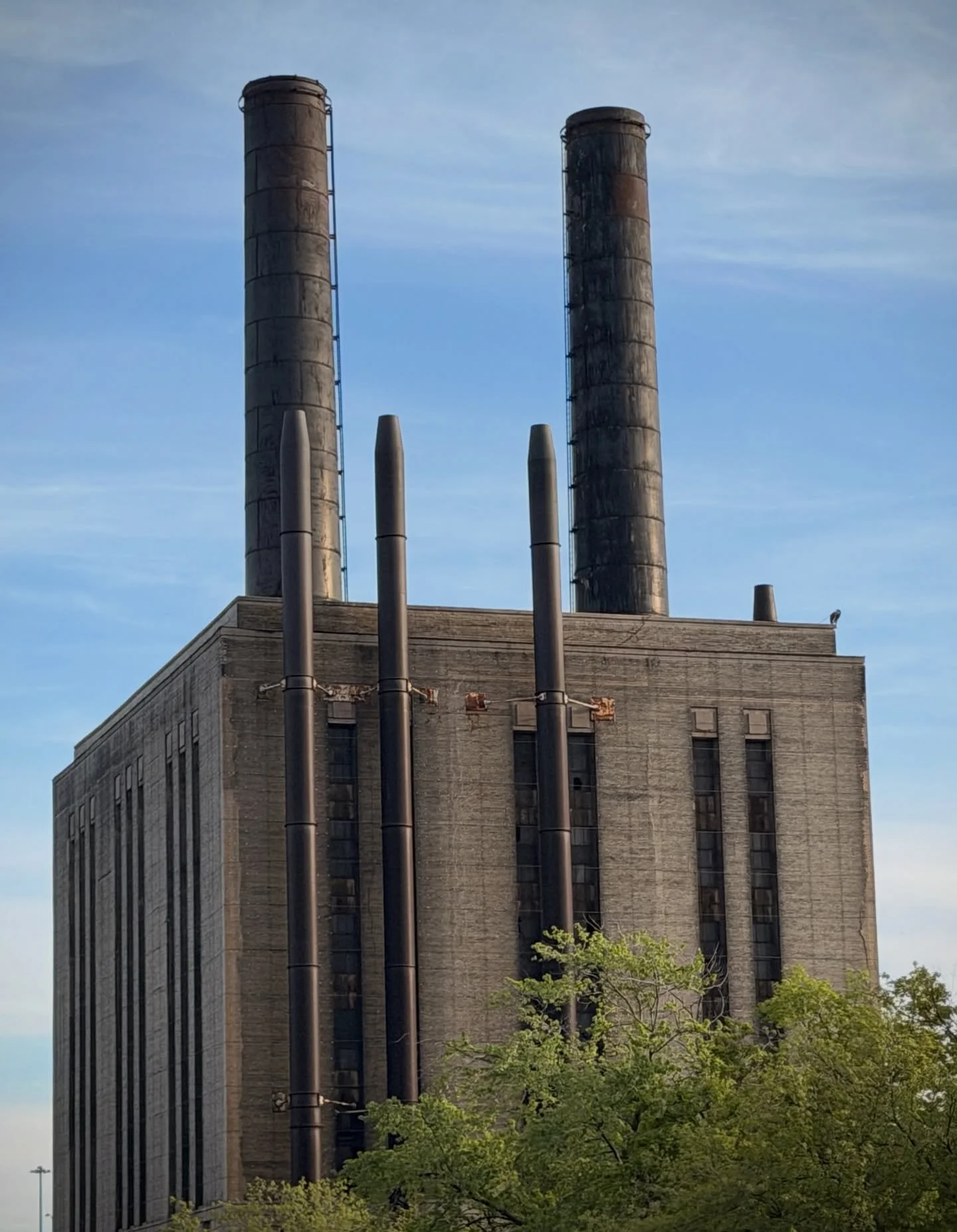 Obsessed with the iconic Art Deco Chicago Union Station. (1932) It was almost knocked down and turned into a parking lot. Now it&rsquo;s saved and will morph into (what else?) luxury homes. Chicago, your architecture enchants me.

.

#artdeco 
#chica
