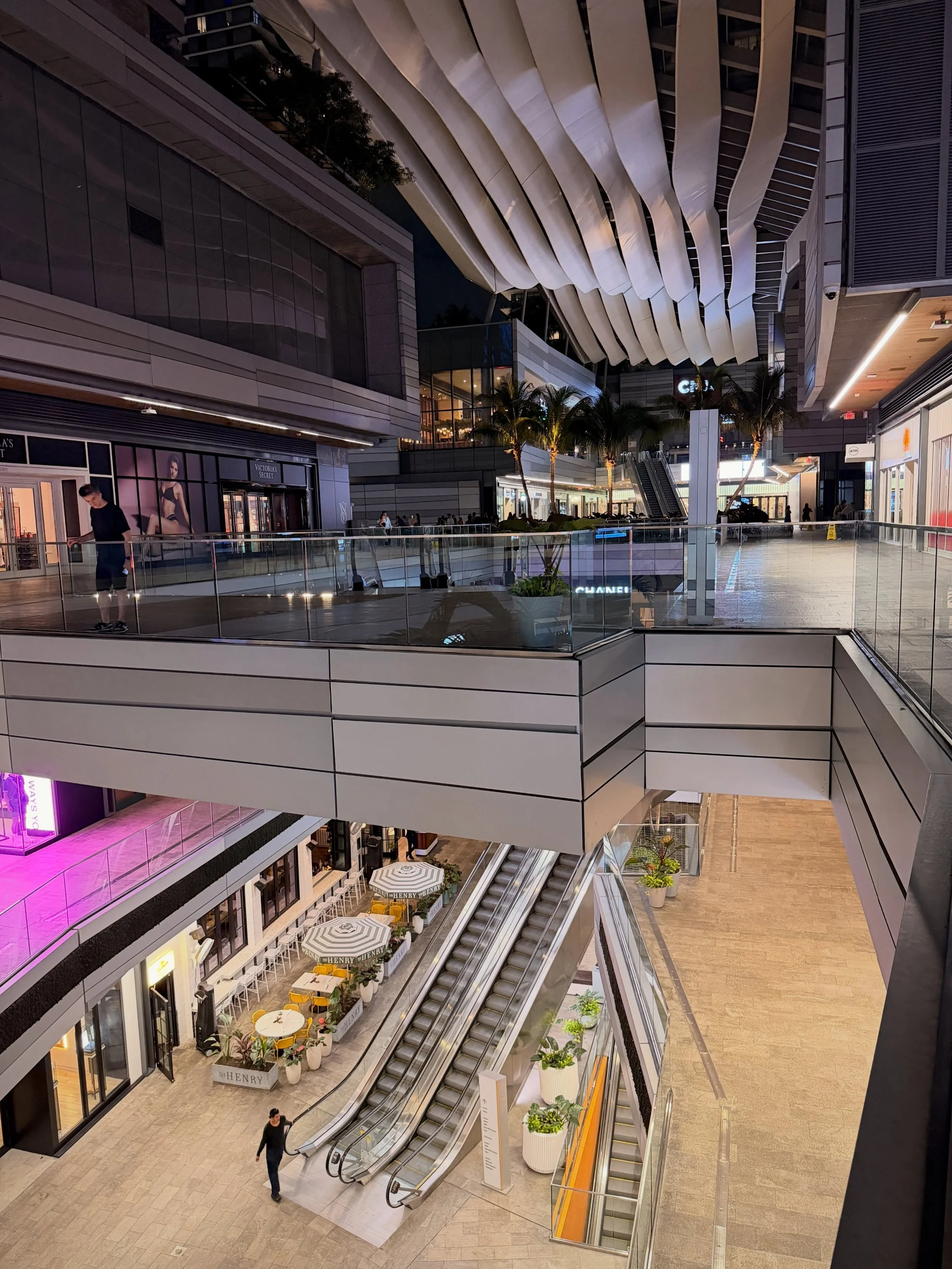 A (mostly) not dead mall.

#brickell 
#citycenterbrickell
#livingmall
