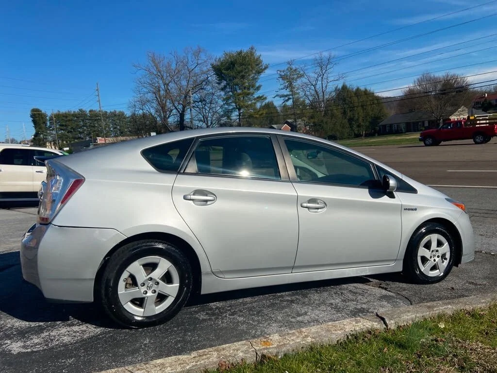 2010_toyota_prius-pic-1.jpeg