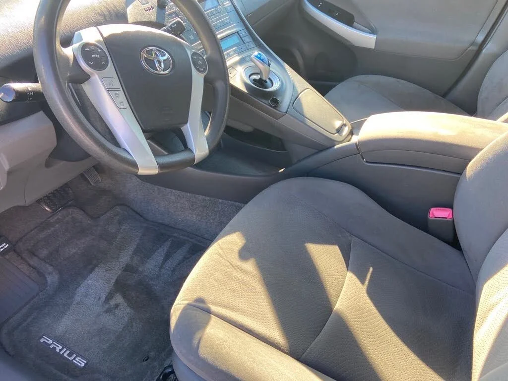 2010_toyota_prius-pic-3.jpeg