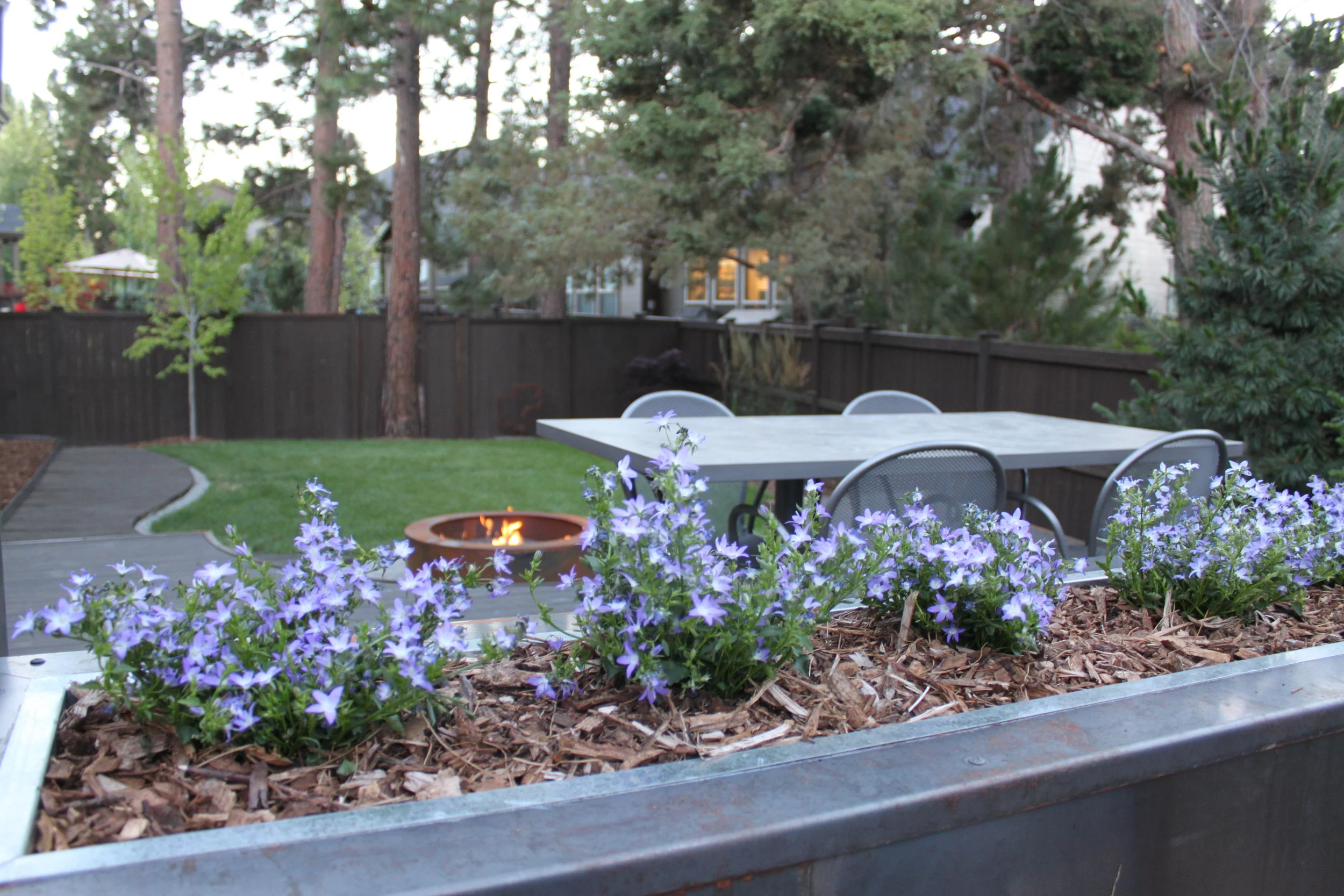 WAGNER residence - fire pit, planter, furniture