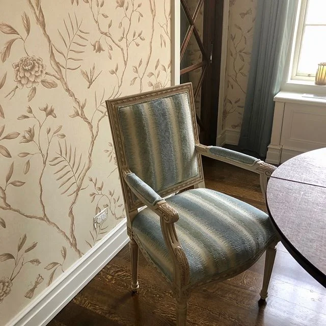 💚💙 New host chairs are a good reason to throw a dinner party - amiright? 💙💚 .
.
.
.
.
.
.
.
.
.
#schustagram #schumacherfurniture #leejofa #schumacher1889 #leejofaluxury #diningroom #diningchairs #louisxvi #hostchairs #chairs #stephaniestamas #st