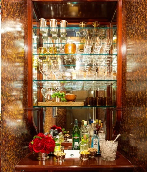 🍸 It&rsquo;s 5 o&rsquo;clock somewhere... This tortoiseshell wrapped bar by @ashleywhittakerdesign would be a great place to start the weekend! 😍 .
.
.
.
.
.
.
.
.
#barcloset #bar #tortoiseshell #wallpaper #ilovewallpaper #interiors #interiordesign