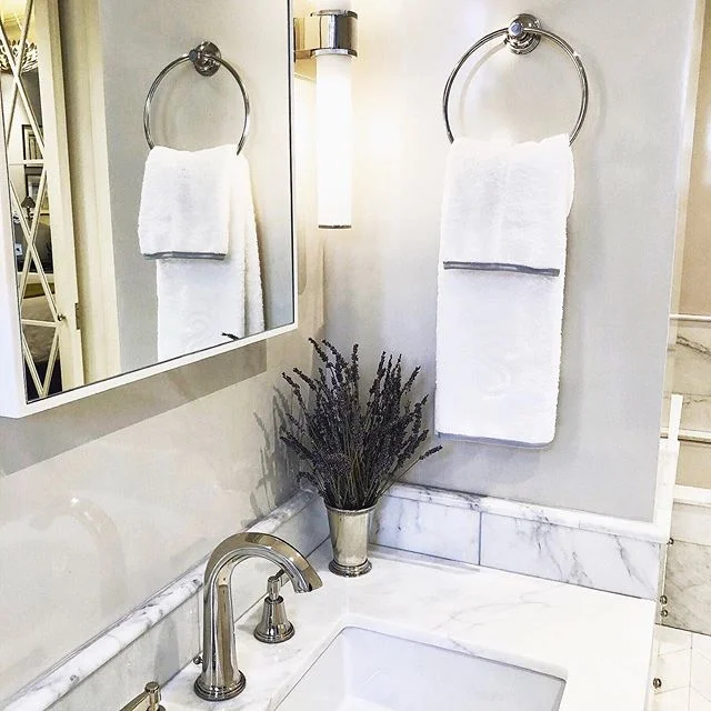 Loving the addition of these subtly monogrammed (and super soft!) @weezietowels in this calm and crisp master bathroom featuring Asian statuary marble, custom color lacquer walls and gorgeous @samuelheathofficial hardware
.
.
.
.
.
.
.
.
#stephaniest