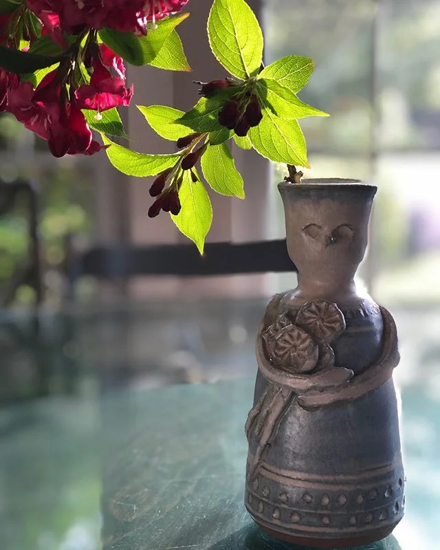 Beautiful, quirky pottery with flowering branches from the garden. That&rsquo;s chic.
.
.
.
.
.
.
.
.
#stephaniestamas #stephaniestamasinteriors #stephaniestamasdesign #stephaniestamasinteriors #stephaniexstamas #stephaniexstamasinteriors #stephaniex