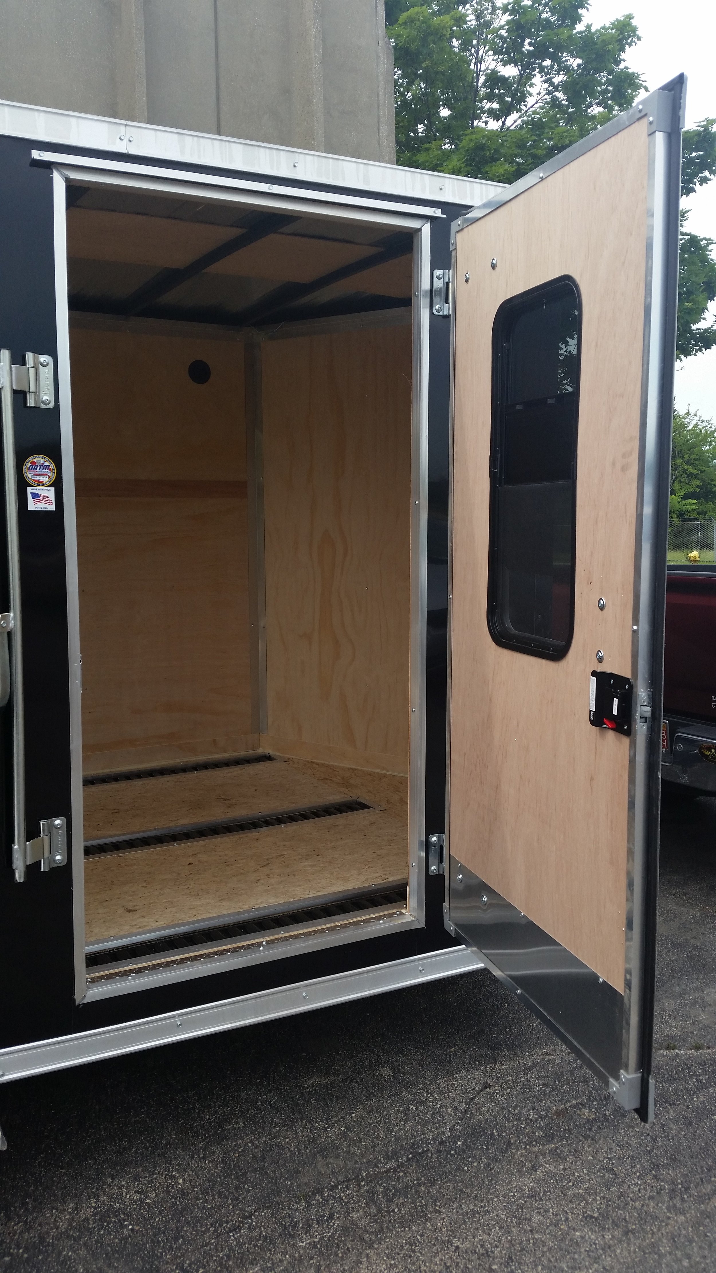 VERTICAL WINDOW ON SIDE DOOR