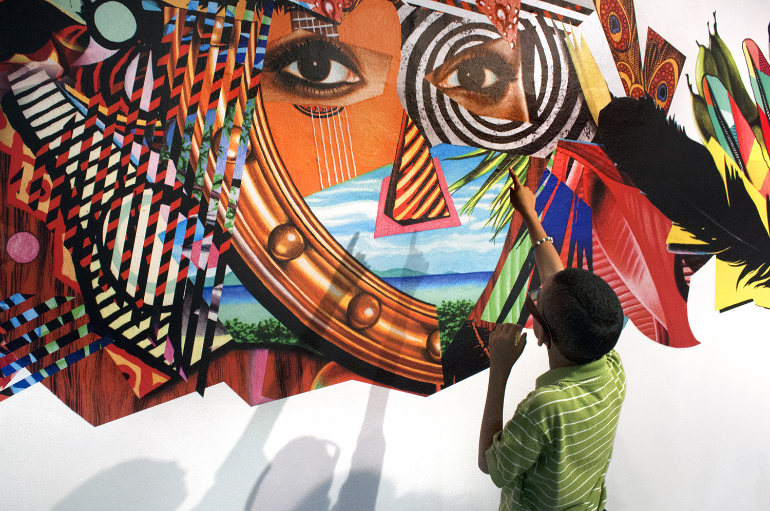 A child experiences the Tropicália Carnivale Rouge Mural Vignette with ChromaDepth 3D Glasses