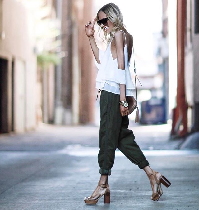 All of my favorite things for Spring: a flowy tank from @shoptobi, comfy joggers, and the PERFECT platform sandal (that you need) that couldn't be more comfortable and will go with everything. All the details can be found in the link in my bio 🤗 #sh