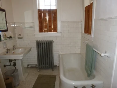 515 Luke Mtn BR1 Bath.JPG