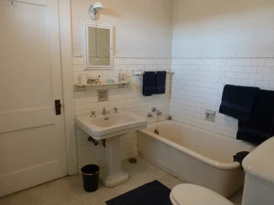 515 Luke Mtn BR4 bath.JPG