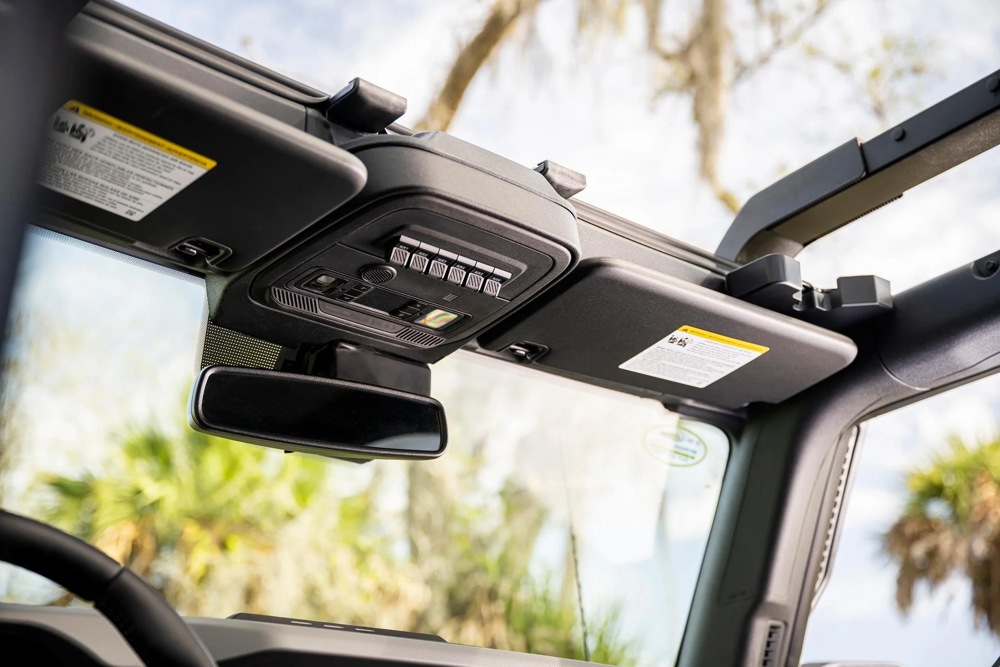 2022_Ford_Bronco_Everglades_interior_08.jpeg