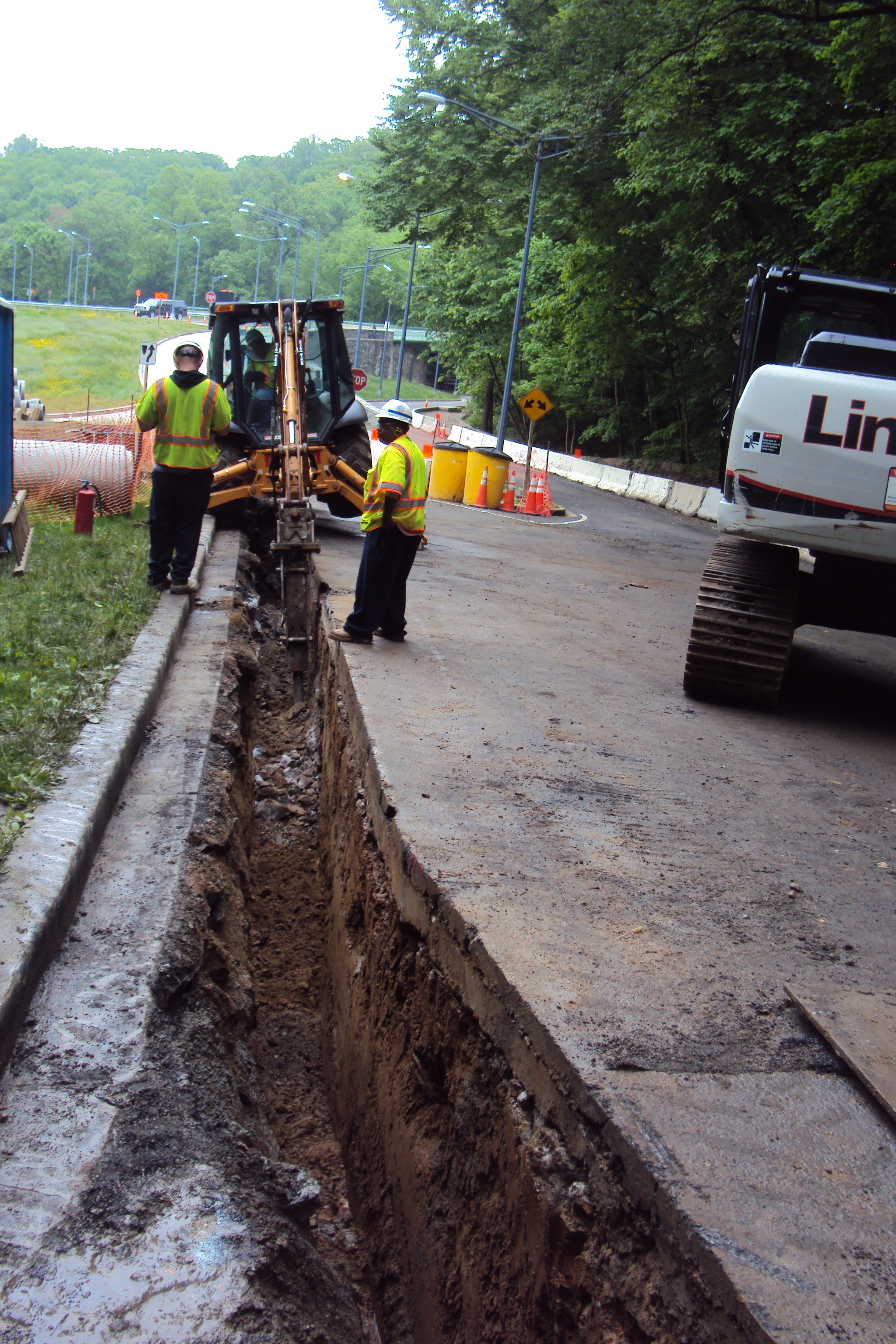 Trenching along Klingle Road in the Porter Street Interchange