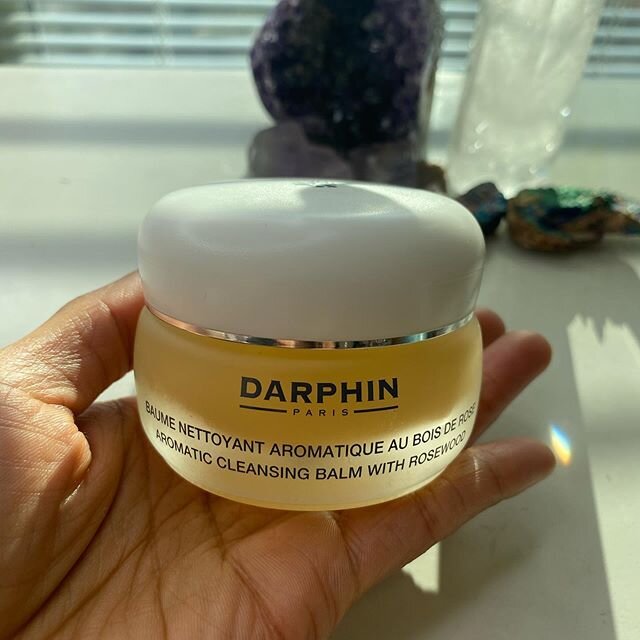 Cleanser of the moment❗️This cleanser is excellent at cleaning skin and removing makeup. It has a beautifully balmy slightly oily texture which breaks down even the fullest coverage of makeup. A little of this goes a really long way so if you do like