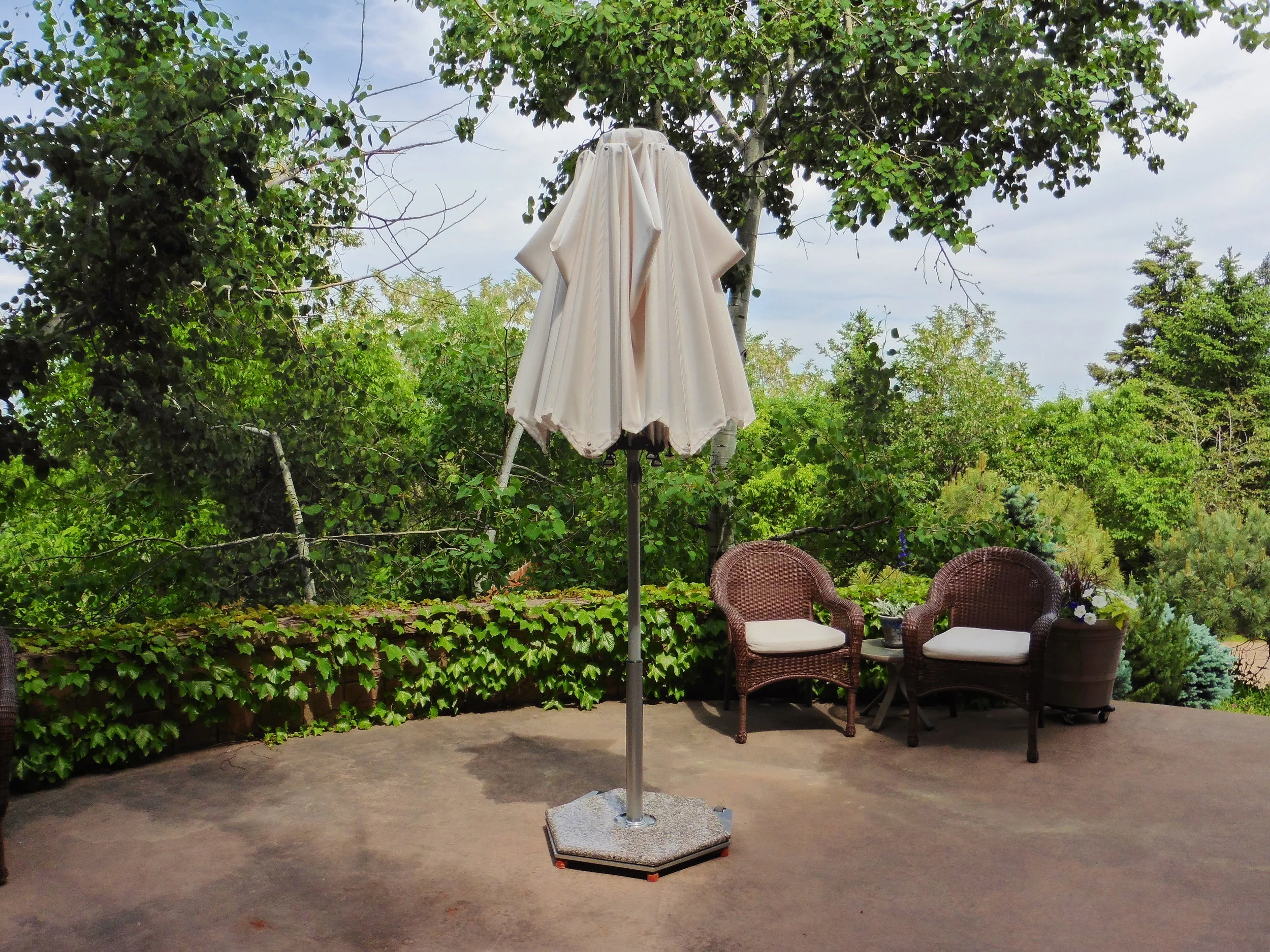 ARTiculatedshade 13 ft compact umbrella - closed.JPG