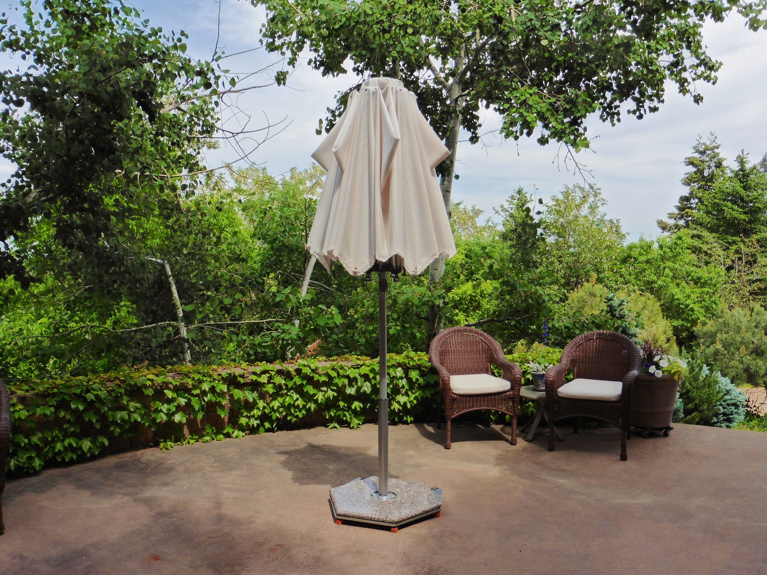ARTiculatedshade 13 ft compact umbrella - closed.JPG
