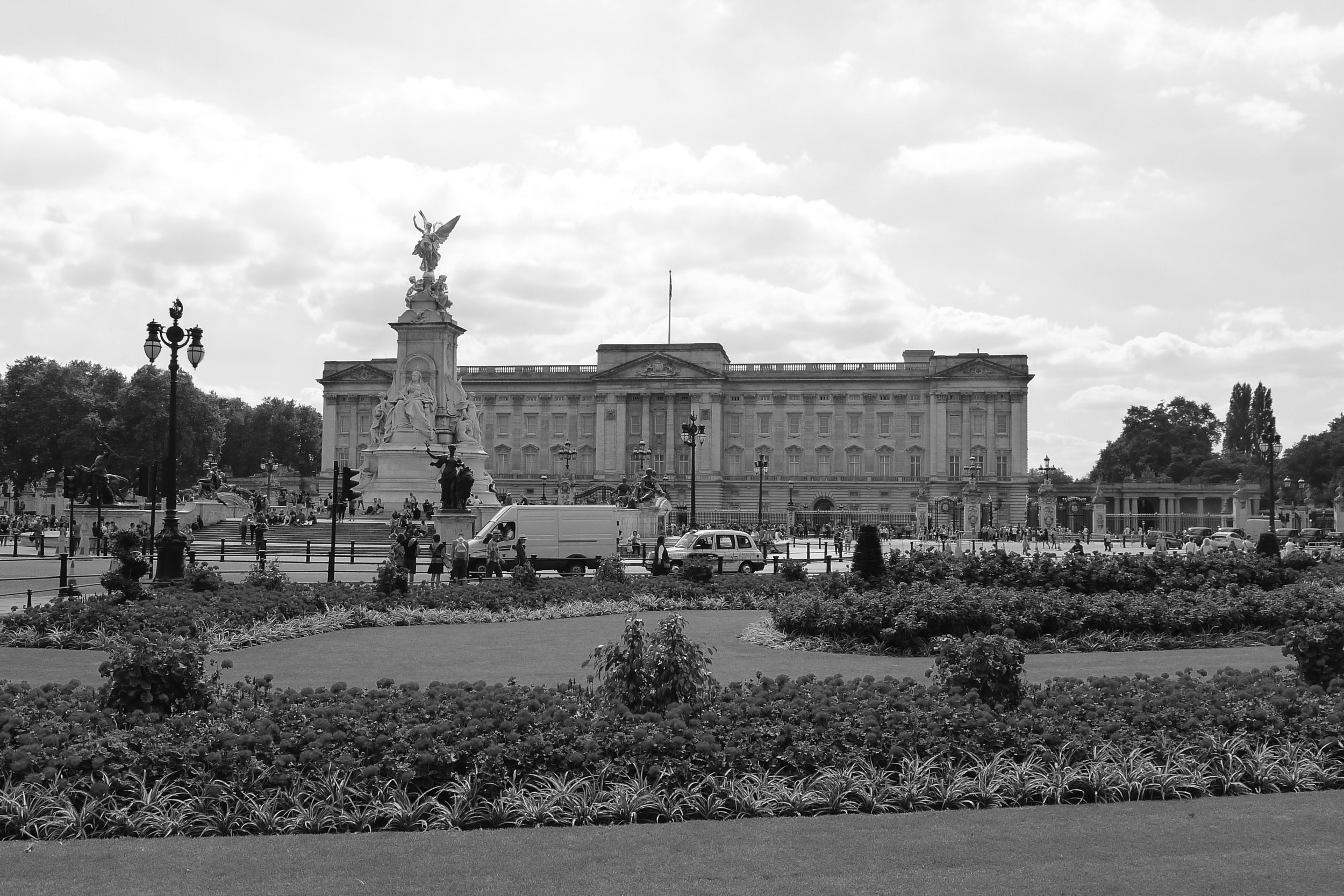 BUCKINGHAM PALACE B-W.jpg