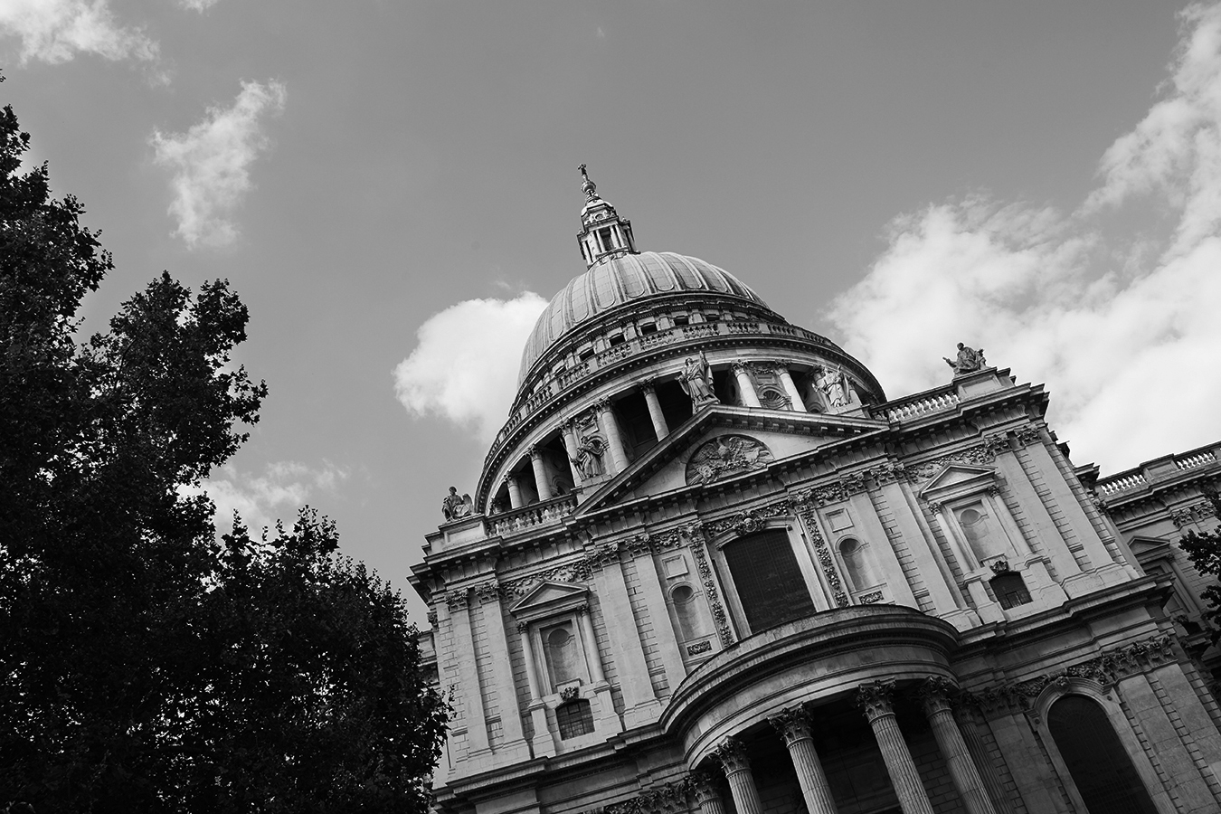 Debs_Walk_StPauls_BW.jpg