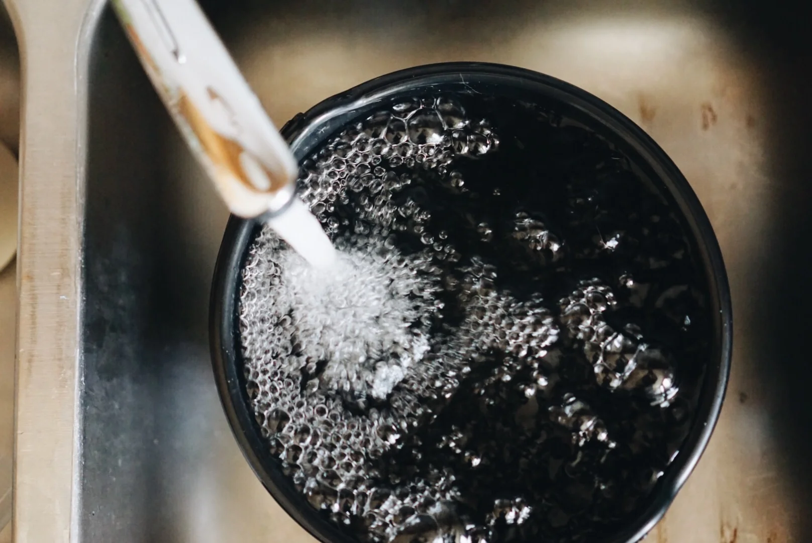 Start with your water & a packet of soda ash. Let you tee soak in the stirred water for 15 minutes.