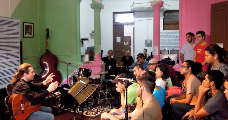 Dal Niente guitarist Jesse Langen works with students at the Fundacion Danilo Perez in Panama City.