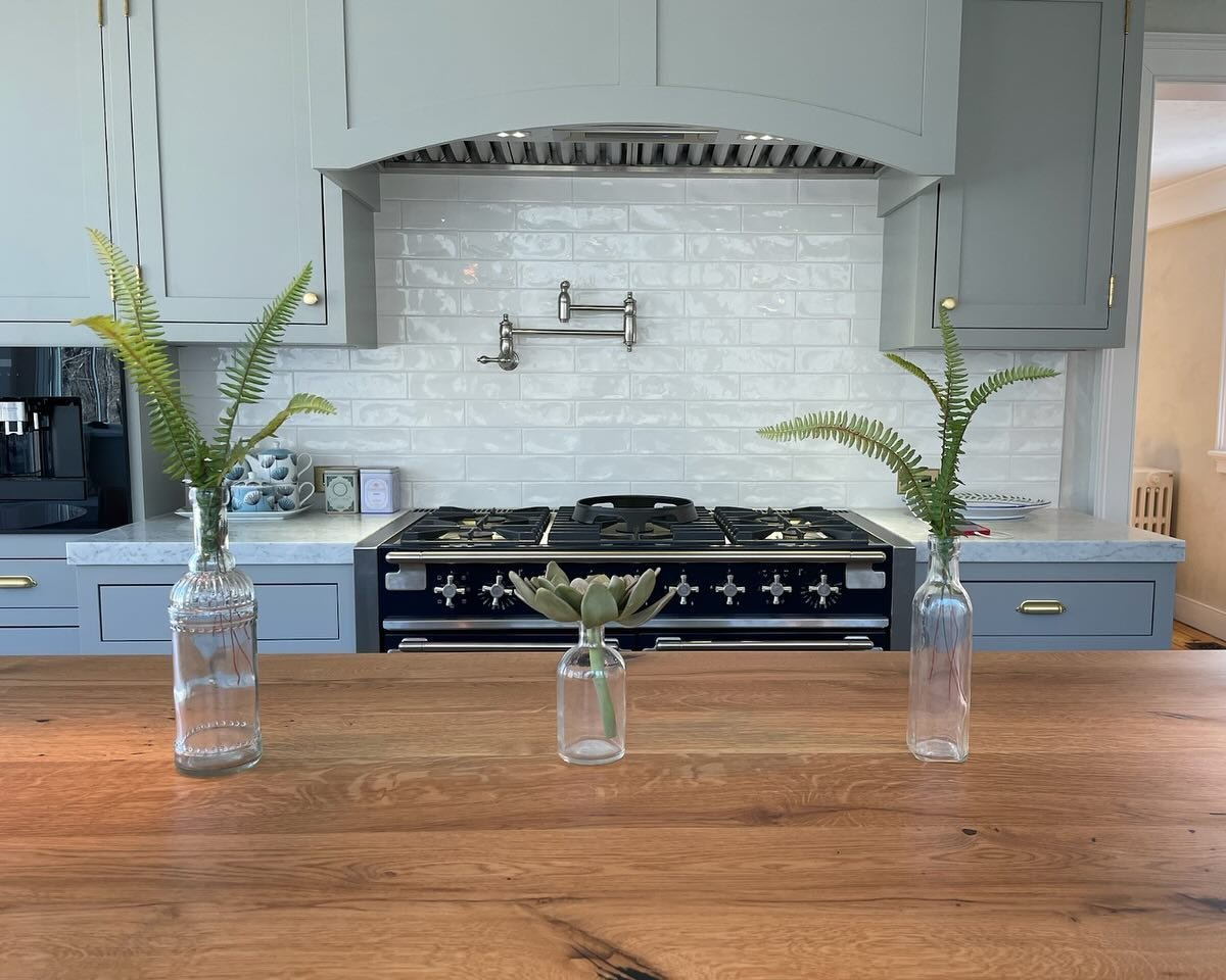 Here are few 📸 focused on our #staging #details at 40 Music Mountain, Falls Village, Connecticut. See all the gorgeous photos. Listed with @reissliza and @realtor.holly.leibrock Liza Reiss of @elyse.harney.real.estate .  Link in bio.

#everyhomeshou