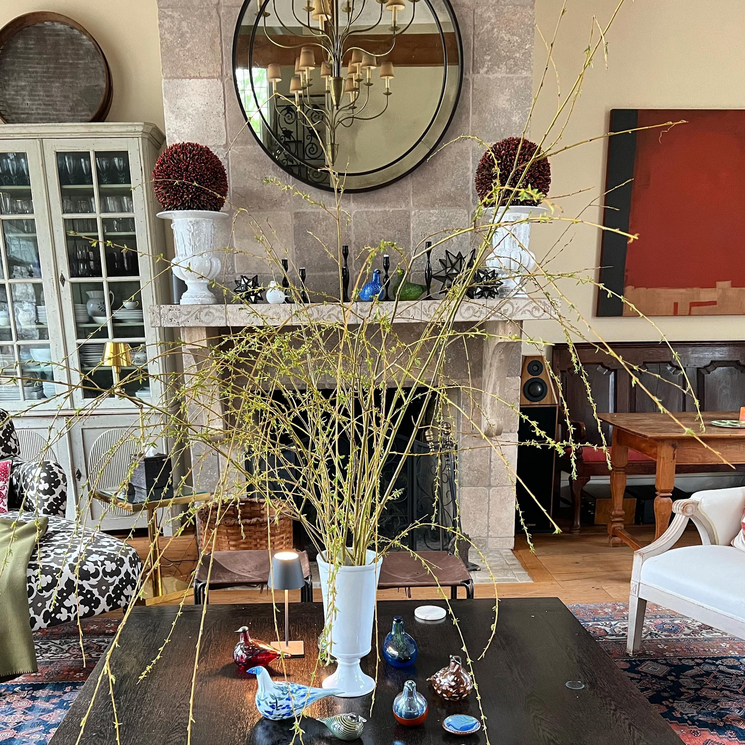 When the wind whips your weeping willow&hellip;use it as a focal point.  #weepingwillow #focalpoint #centerpiece #lifestyle #lovewhereyoulive