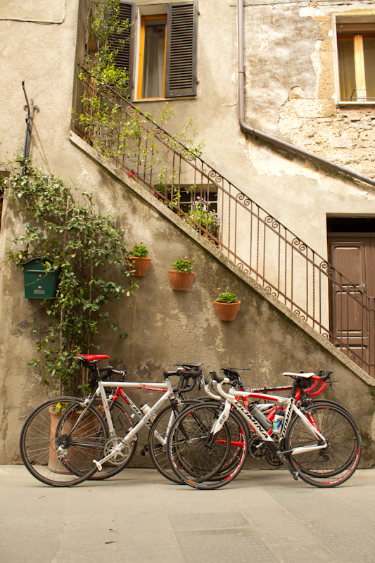  The narrow streets of Pitigliano's medieval quarter are perfect for browsing on foot. 