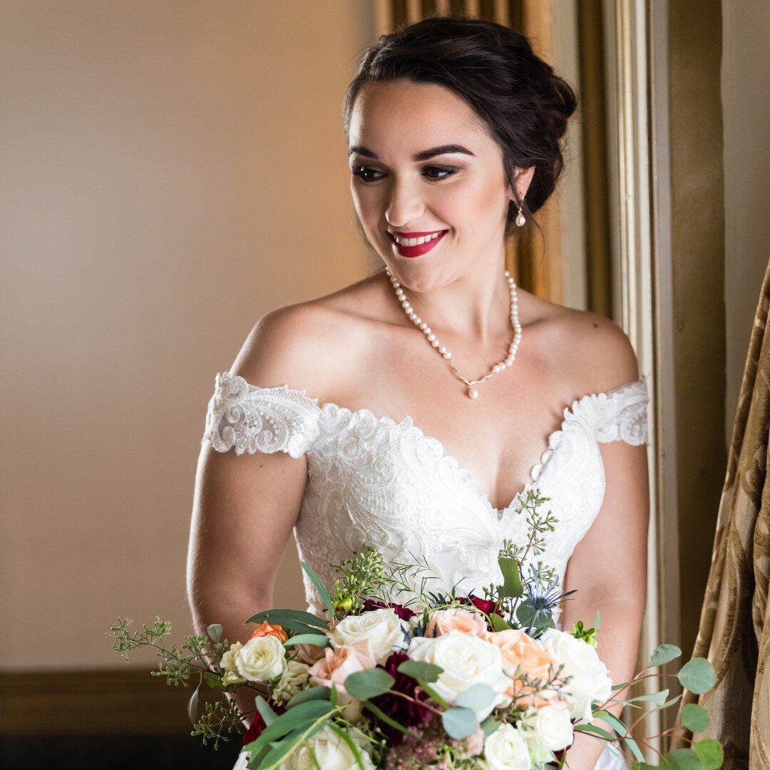 Another beautiful bride on her perfect wedding day! 💖 We love what we do! #danalynnphotos #pittsburghwedding #pittsburghweddingphotographer #bridegoals #burghbrides #weddingphotography #gettingready #weddingdress #weddingportrait #bride #weddingbouq