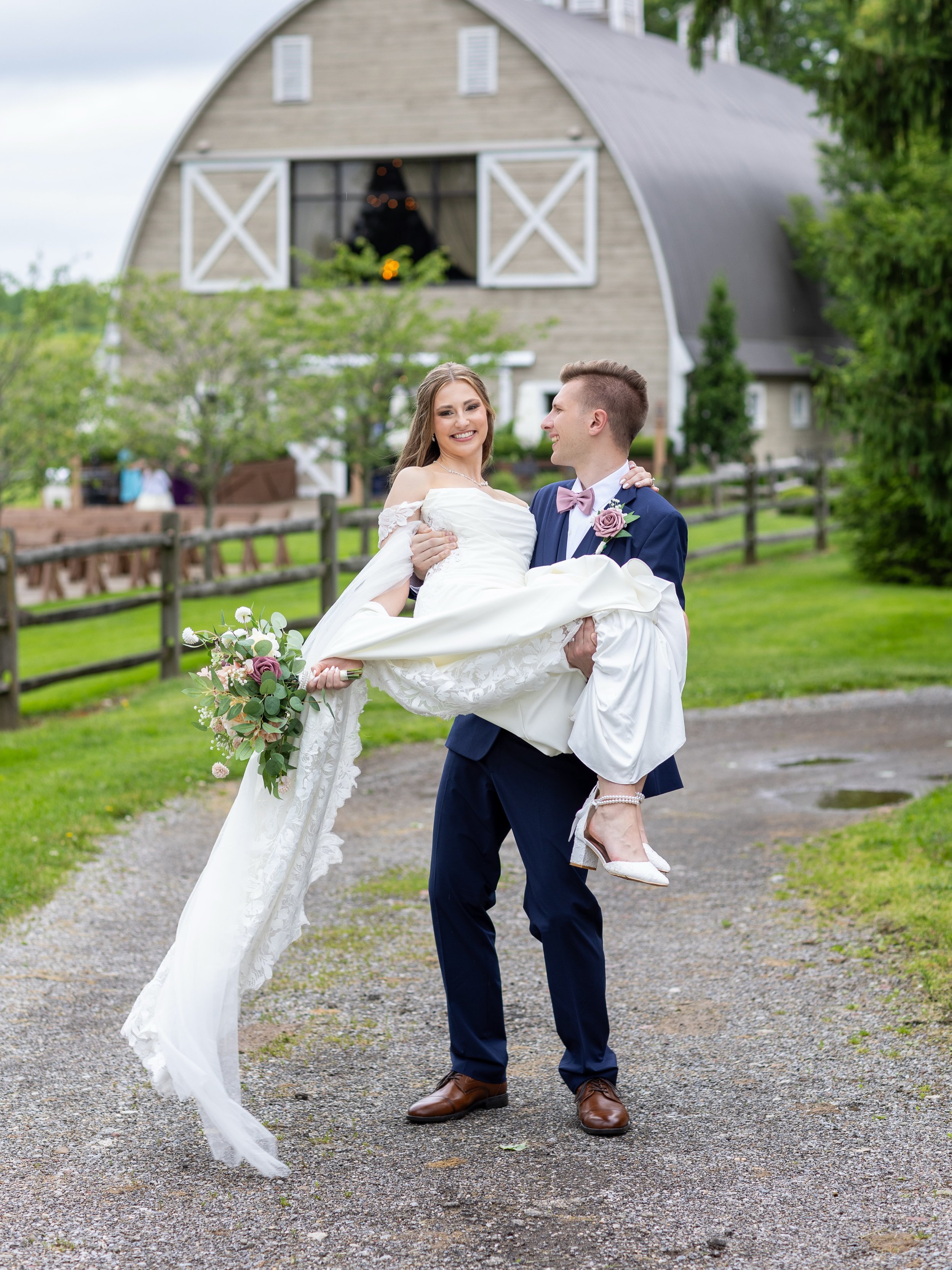 Marriage tip #1: If he offers to carry you, say yes. 😉🤍
Congratulations, Haylee &amp; Ryan! Here&rsquo;s to a lifetime of lifting each other up.  #pittsburghweddingphotographer #ironsmillfarmstead #pittsburghwedding #burghbride