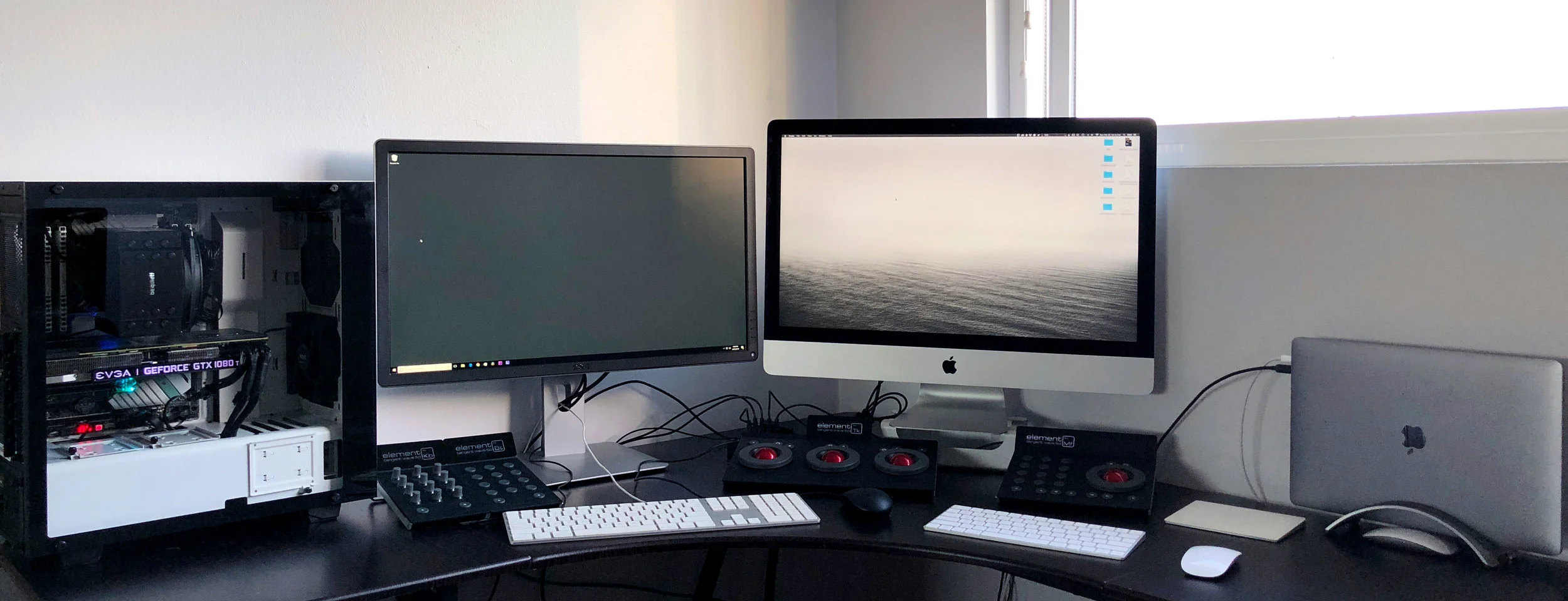 08_desk.jpg
