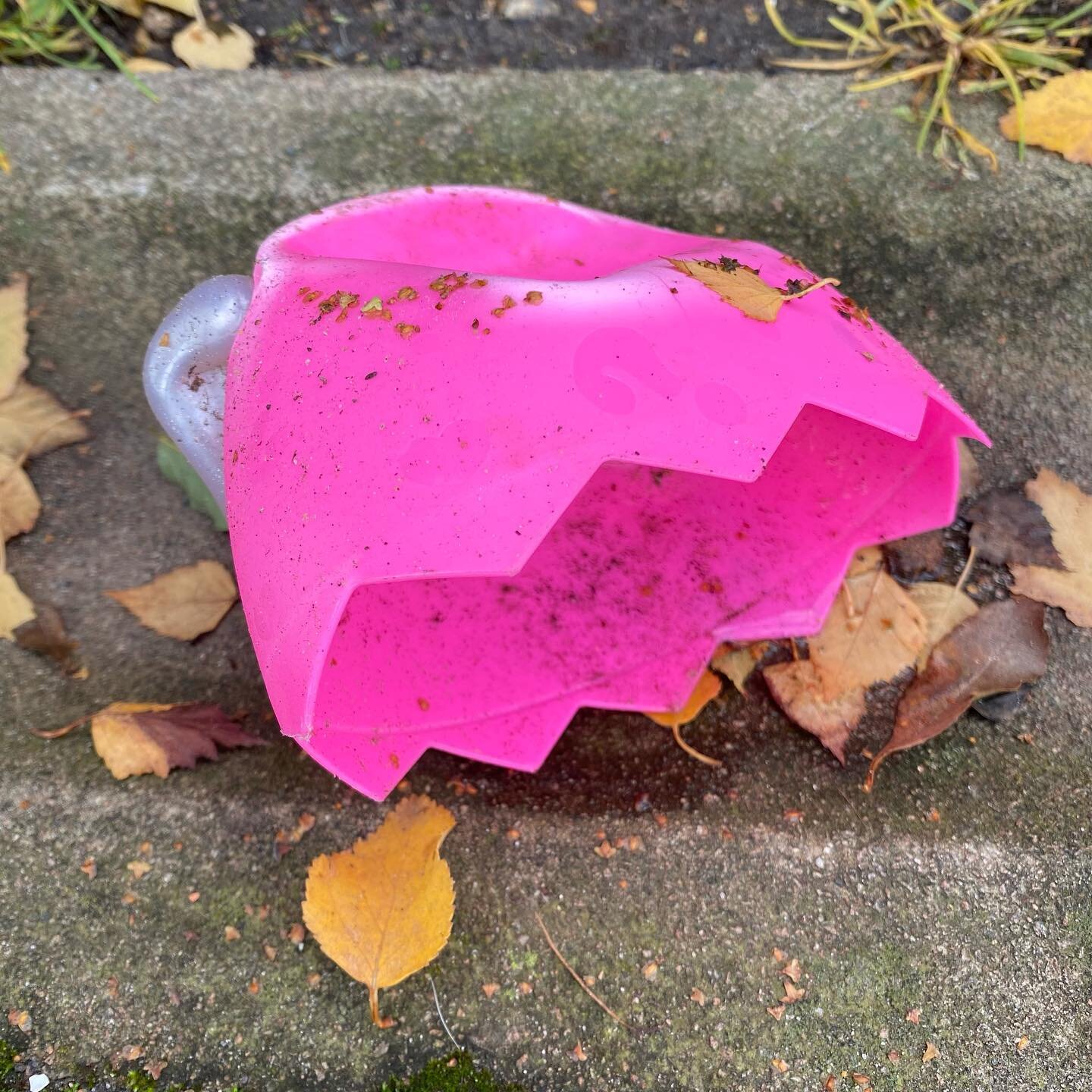 #plastic #foundobjects #found #archive #collection #street #pavement #plasticpollution #plasticpollutes #pink #zigzag