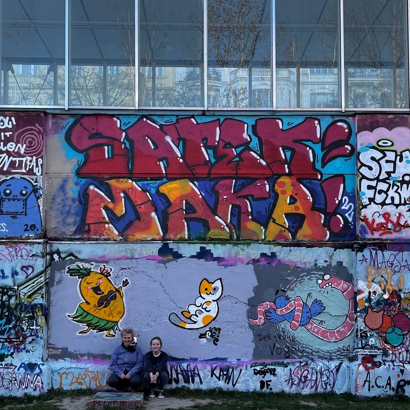 street art workshop 🤩
My first experience 
painting with spray cans 
Design of my 🍍ref by @ninjasketch (I love her Stickers)
Workshop host: street artist @deadbeathero THANKS! We had a blast!