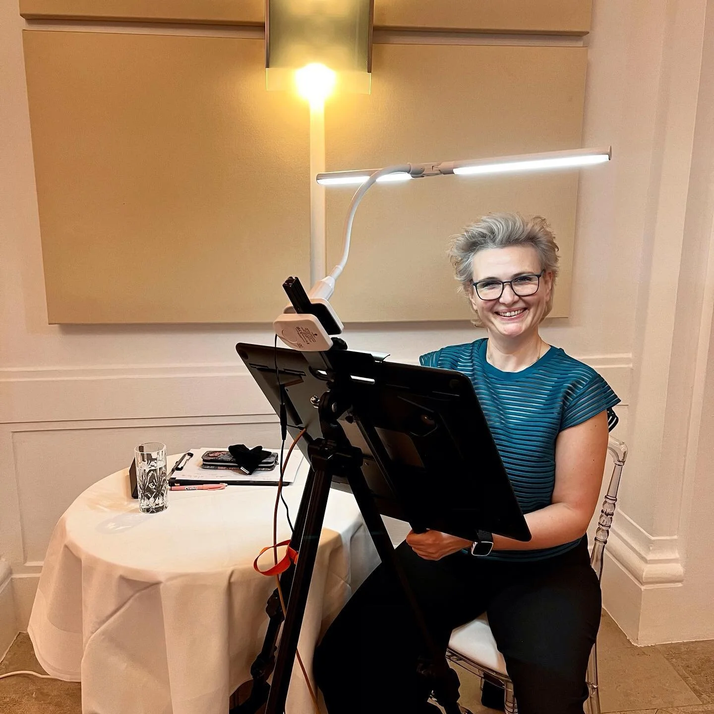 Sehr gediegener Arbeitsplatz heute. #🤩 #digigig #live #zeichnen #schnellzeichnen #galadinner #unterhaltung #procreate #ipadpro #leiwand #danke