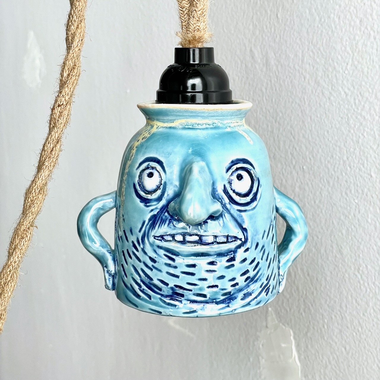 Little porcelain hanging lamp
5.5 x 4 x 5.5
2025
$