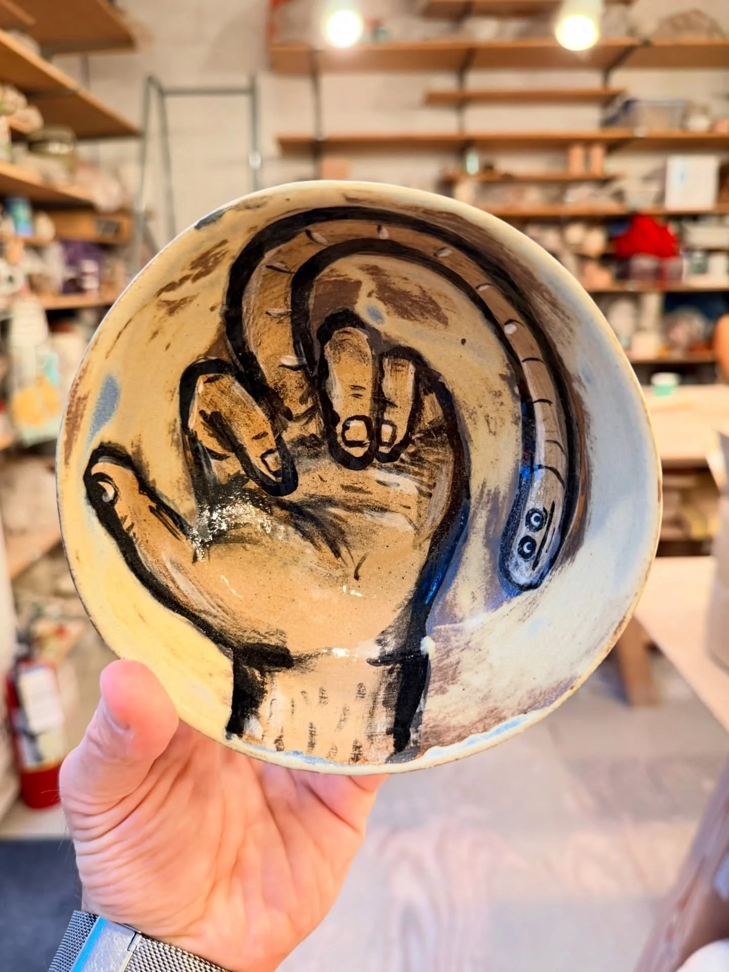 One of those fingers should be looking at other people but it keeps looking at me.