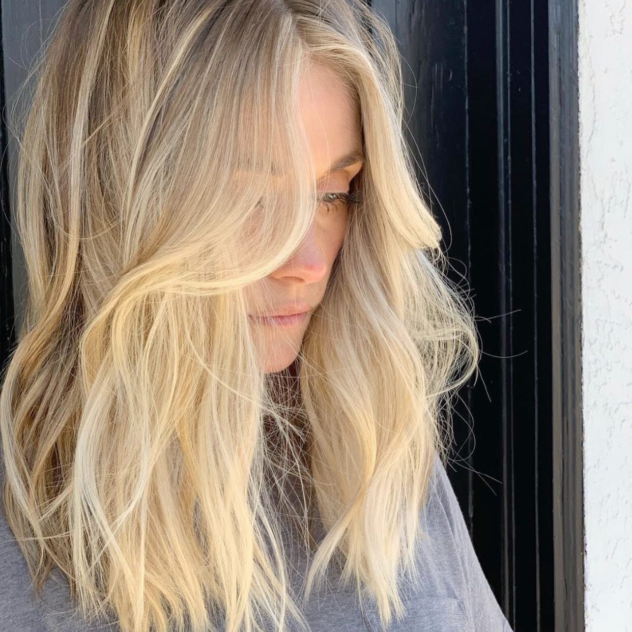 Beachy 🐚 Blonde 🐚 Babe 
We are OBSESSING over this beautiful blonde done by @hairbymegstang 🤍
&bull;
&bull;
&bull;
&bull;
#beachbabe #blonde #americansalon #encinitassalon #encinitashairstylist #davines #davinesnorthamerica #davinessalon #daviness