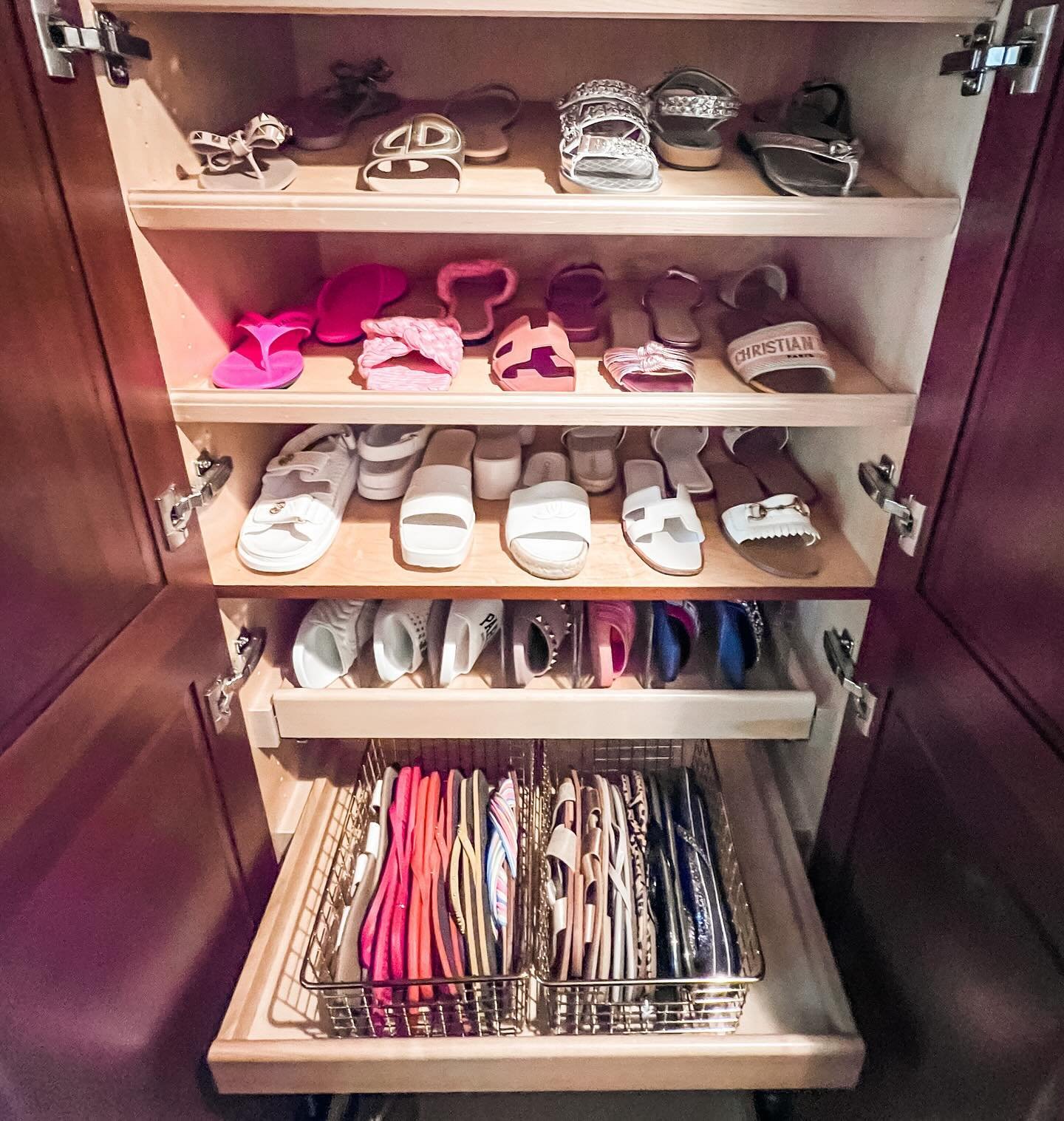 #Spring is in the air! The ☀️is shining and it&rsquo;s time to start those seasonal closet switches! Here&rsquo;s a little #humpday inspo to get you started. 📸@itsorganized #closet #closetorganization #closetgoals
.
.
.
.
.
#seasonalstyling #aseason