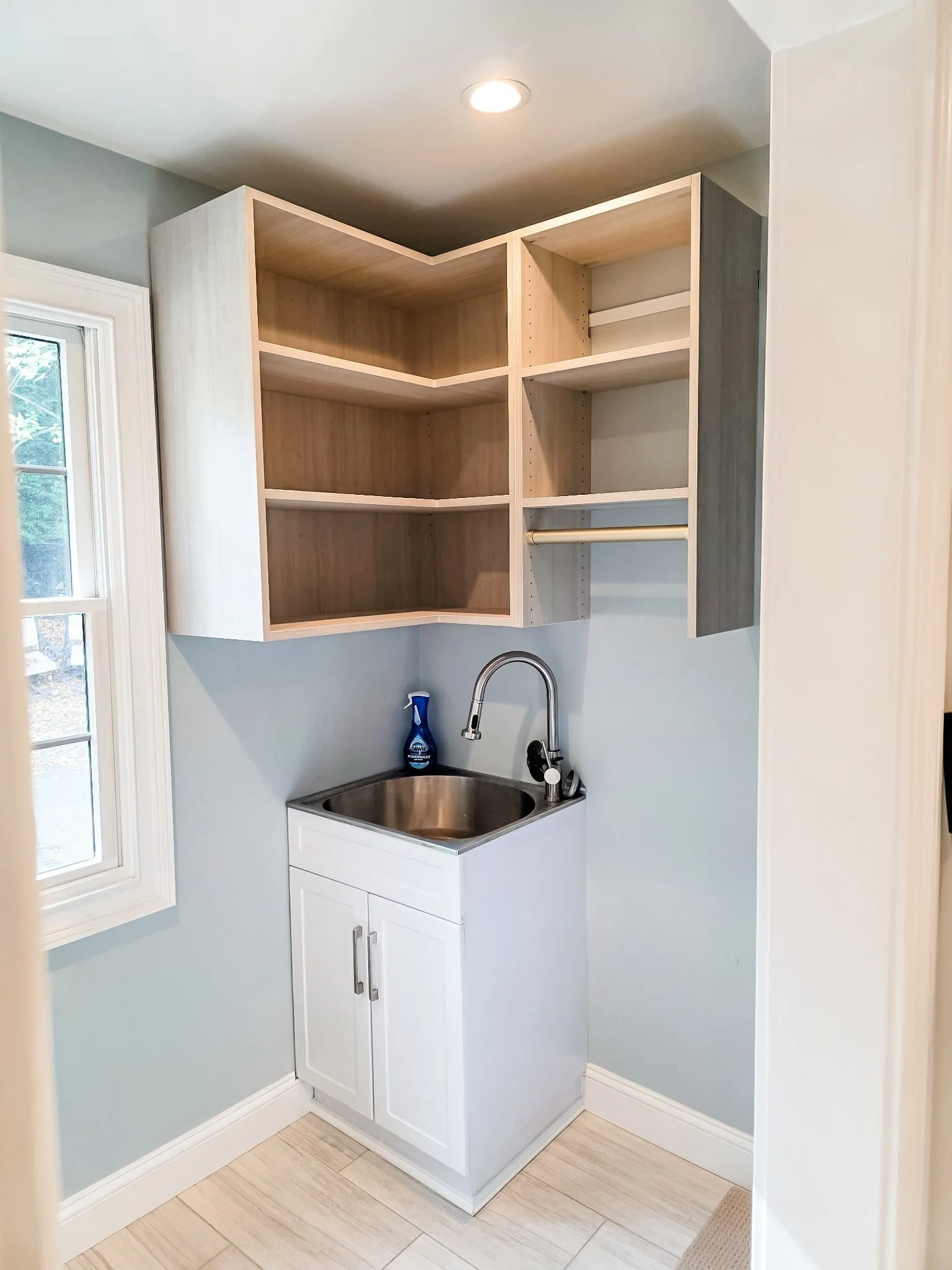 We have #solutions for small #laundryroom - maximize corners, incorporate bar for hang dry and a drop down folding counter completes the space! Swipe to see how everything was incorporated! 📷@itsorganized #laundrysolutions #laundryday #laundrytime 
